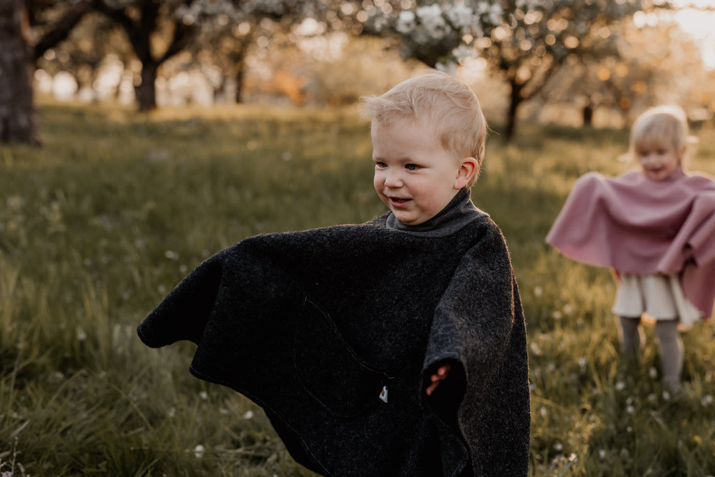 Walkponcho Farbe Grau – lässig getragen